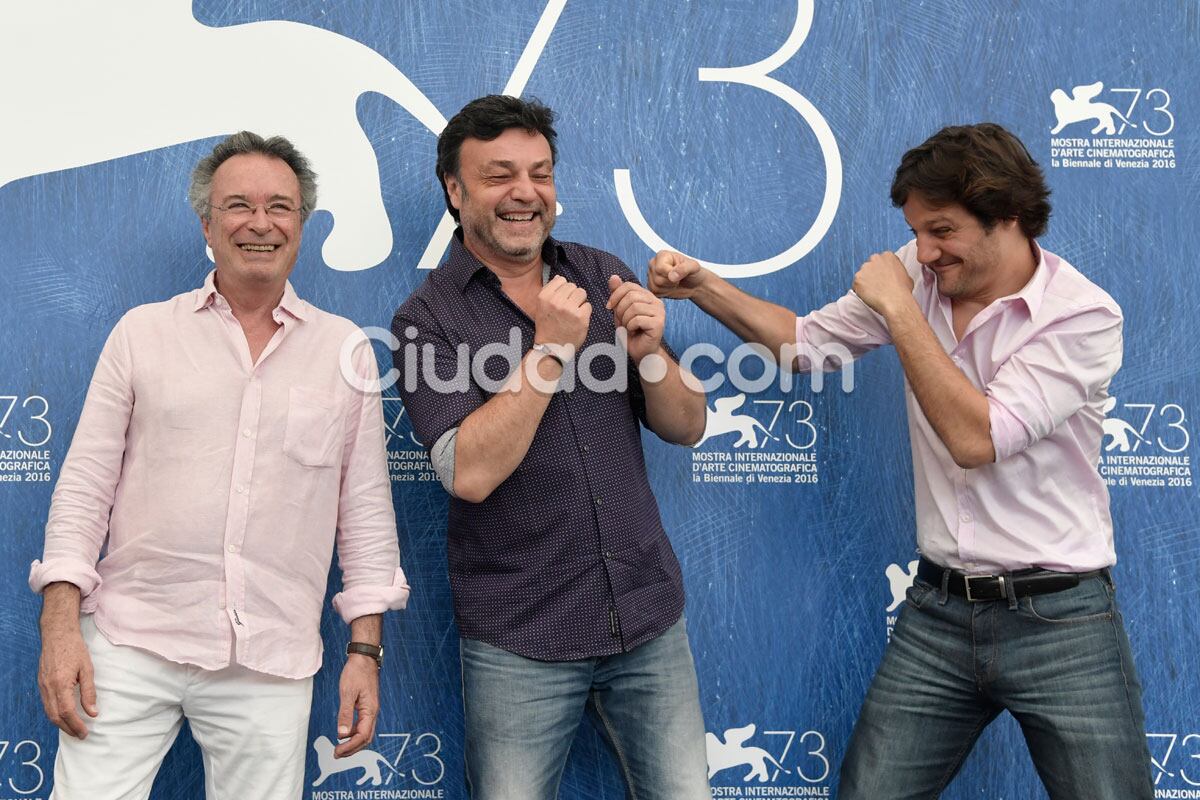 Oscar Martínez, Marcos Carnevale, Rodrigo de la Serna en el Festival de Venecia. (Fotos: AFP)