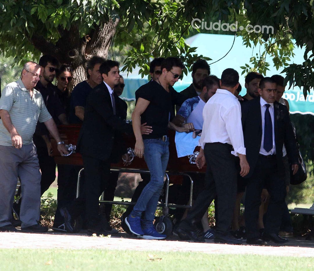 Oscar Ruggeri y Nico Vázquez, llevándo el féretro de Santi Vázquez en el cementerio Jardín de Paz de Pilar. (Foto: Movilpress)