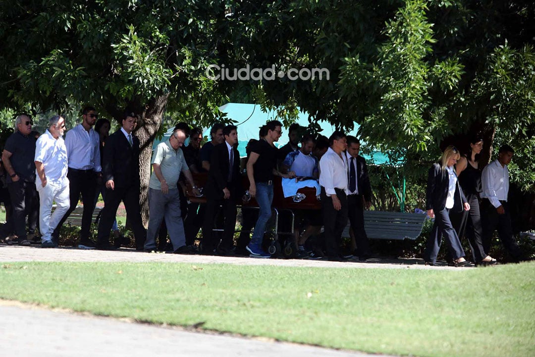 Oscar Ruggeri y Nico Vázquez, llevándo el féretro de Santi Vázquez en el cementerio Jardín de Paz de Pilar. (Foto: Movilpress)