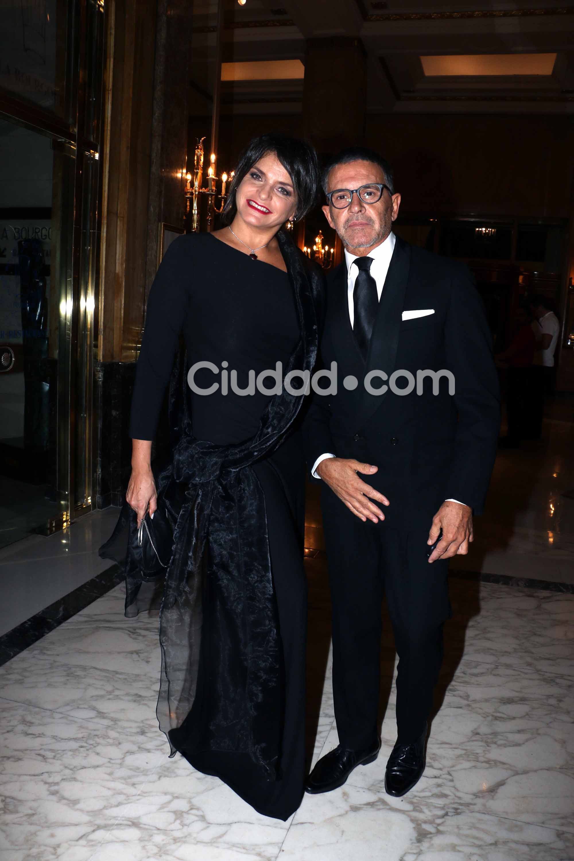 Osvaldo Laport y Viviana Sáez en la cena de la Cruz Roja (Fotos: Movilpress). 