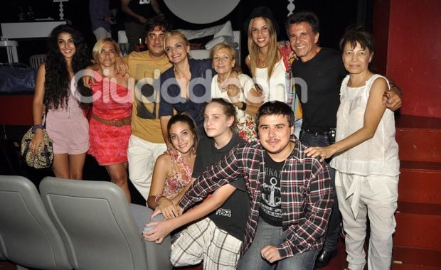 Osvaldo Laport y Viviana Sáez, felices en el estreno de Las novias de Travolta (Foto: Jennifer Rubio). 