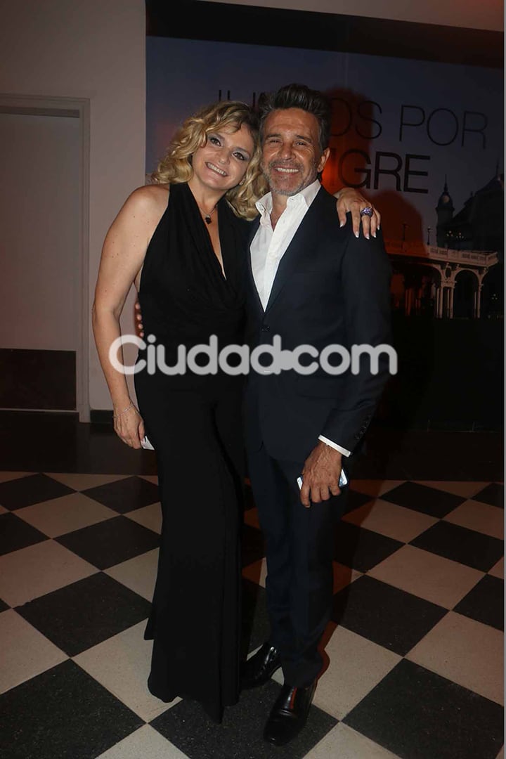 Osvaldo Laport y Viviana Sáez, otra de las parejitas del evento. (Foto: Movilpress)