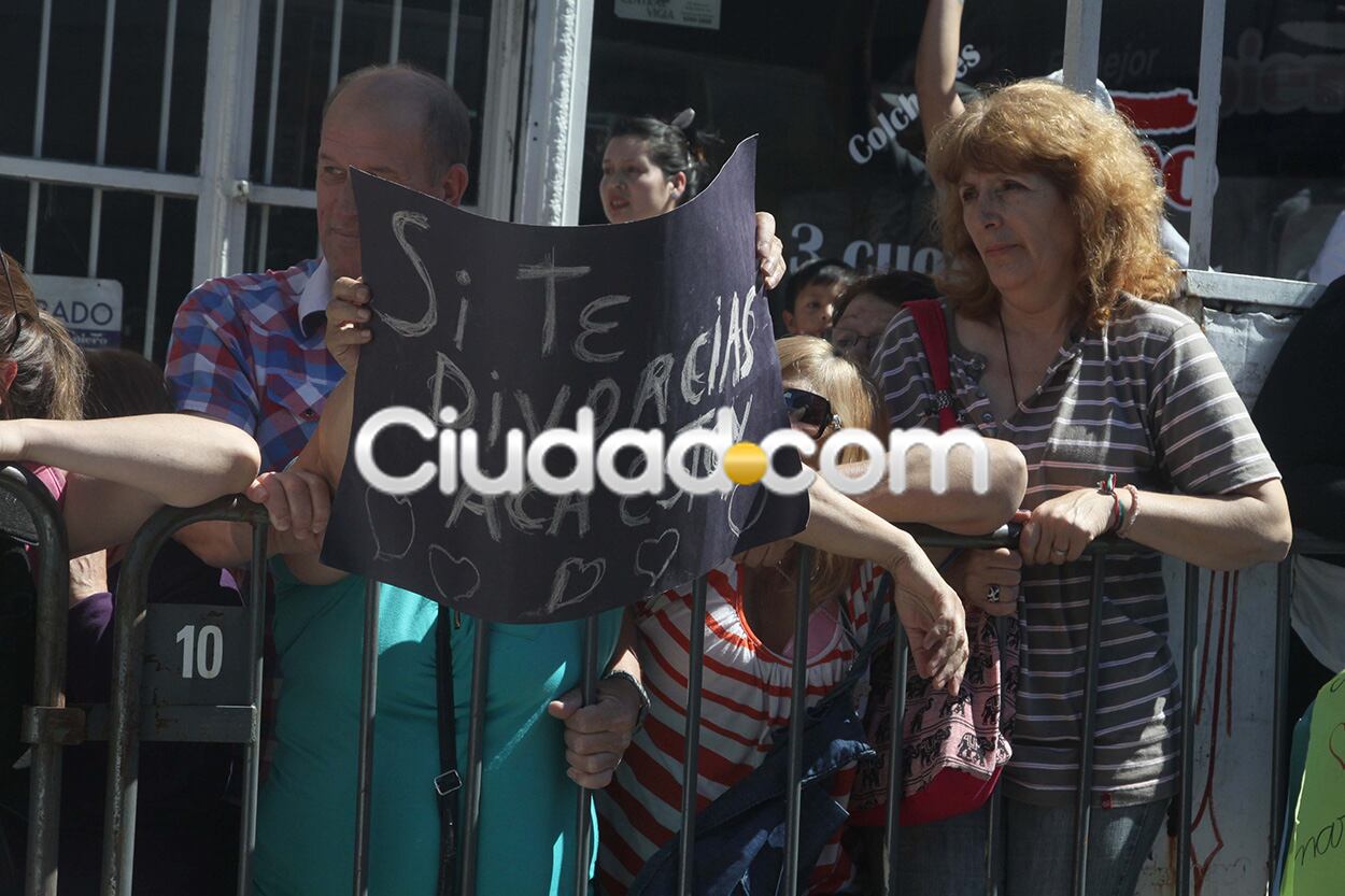 Otro cartel de los vecinos que estuvieron fuera del Registro Civil de Lomas. (Foto: Movilpress)