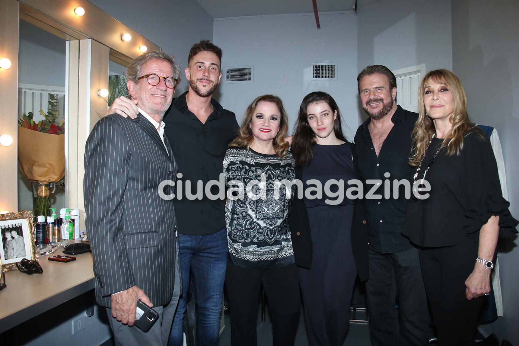 Pablo Alarcón, Francisco, Lucía, Rocío y Joaquín Galán, junto a Thelma Biral,  en el estreno de Hello Dolly! (Foto: Movilpress)