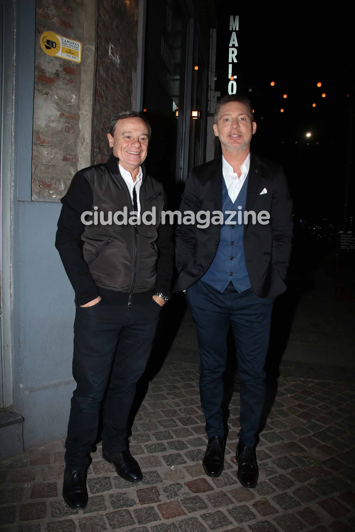 Pablo Codevila y Adrián Suar fueron al bar de Nico Vázquez a ver el debut de Mi hermano es un clon. (Foto: Movilpress)