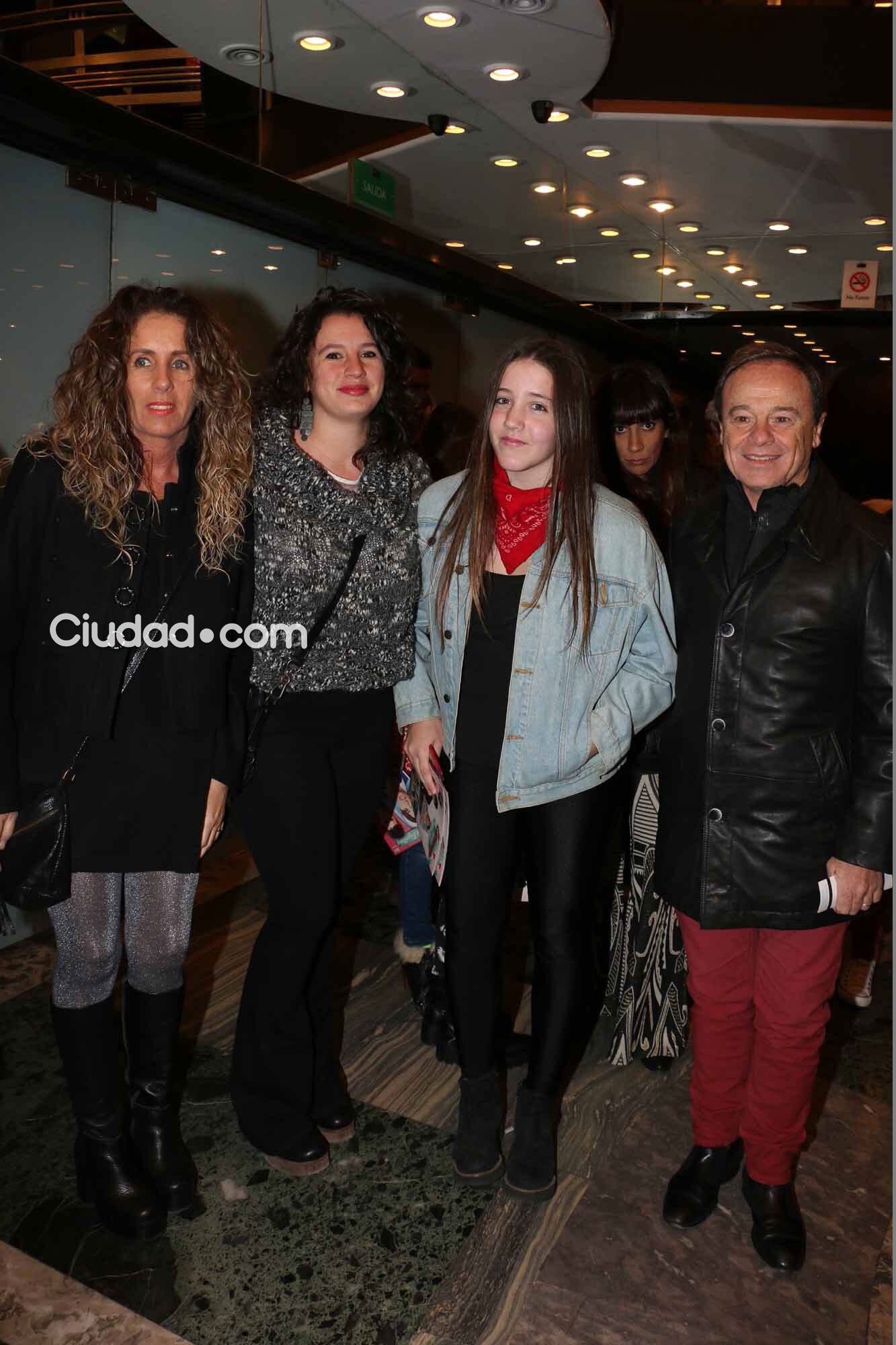 Pablo Codevilla y familia, en el estreno de Esperanza Mía, el musical (Foto: Movilpress)