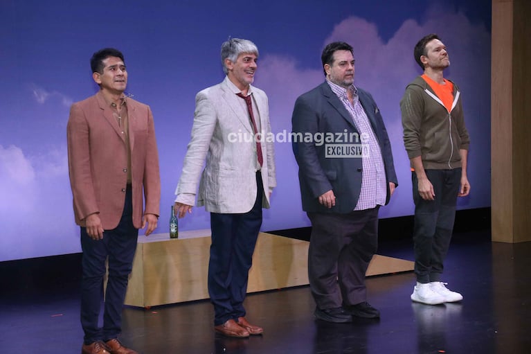 Pablo Echarri, Juan Gil Navarro, Osqui Guzmán y Carlos Portaluppi en el teatro (Foto: Movilpress).