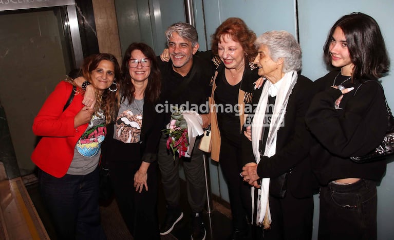 Pablo Echarri y Nancy Dupláa con su familia en el teatro (Foto: Movilpress).