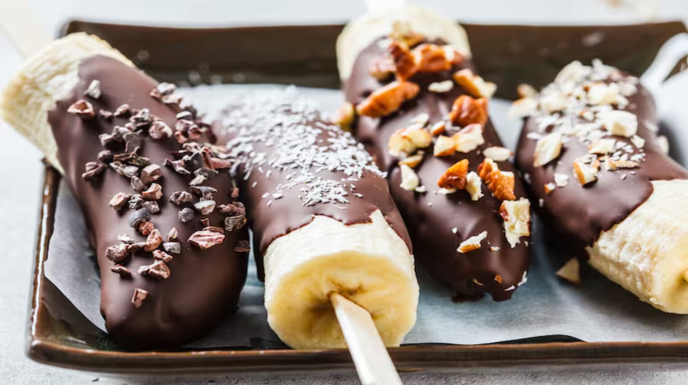 Palito helado de banana con chocolate: una dulce y refrescante tentación        