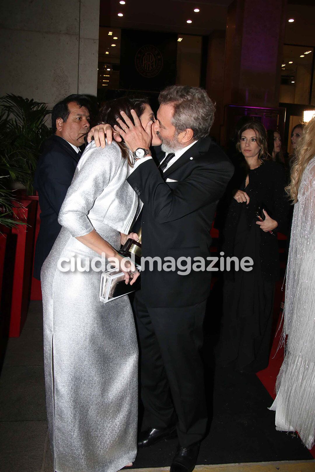 Pamela David y Daniel Vila, a los besos en la entrega de los Martín Fierro 2018. (Foto: Movilpress)