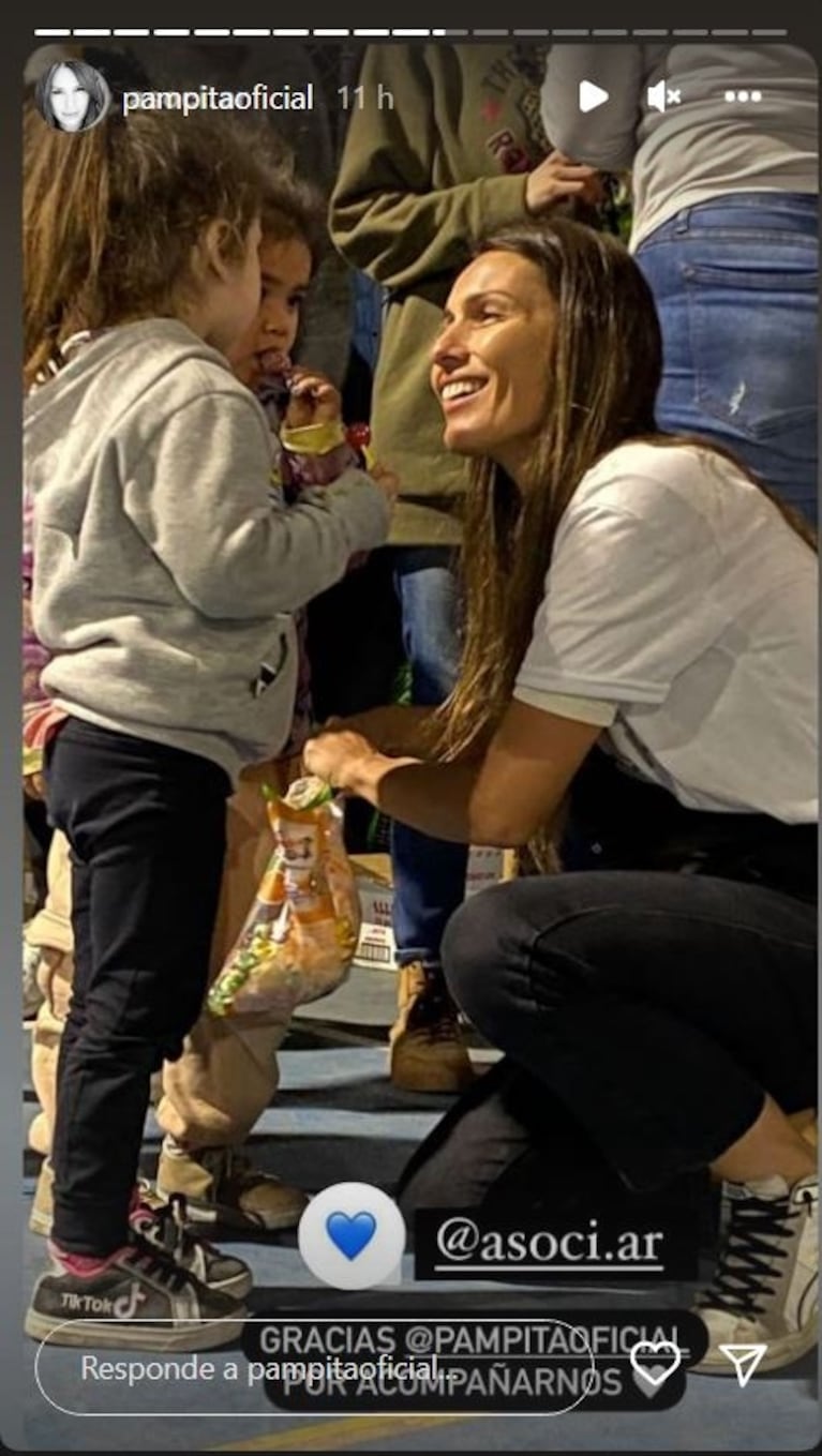 Pampita celebró con los vecinos del barrio La Cava el Día del Niño por adelantado: las emotivas imágenes