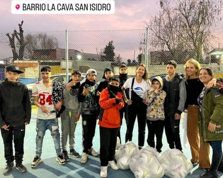 Pampita celebró con los vecinos del barrio La Cava el Día del Niño por adelantado: las emotivas imágenes