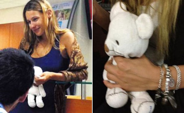 Pampita, con el osito de peluche favorito de su hija Blanca. (Fotos: diario Las Ultimas Noticias y @MariaLMayol).