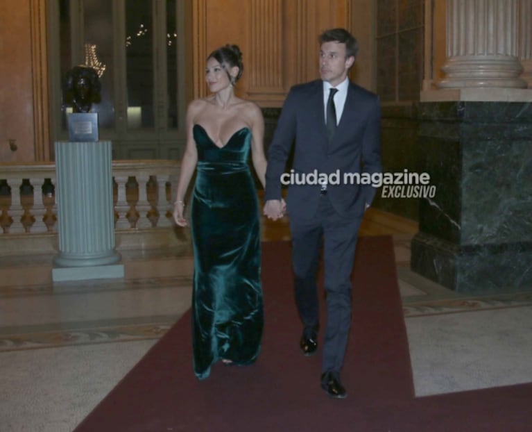 Pampita deslumbró con un look glamoroso junto Roberto García Moritán en una gala: vestido de terciopelo y escote corazón