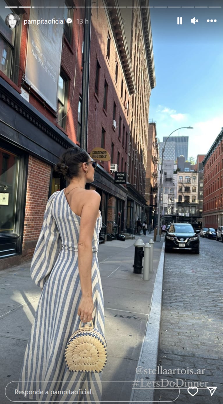 Pampita deslumbró con un look rayado para recorrer Nueva York: tajo lateral y accesorios playeros en la ciudad