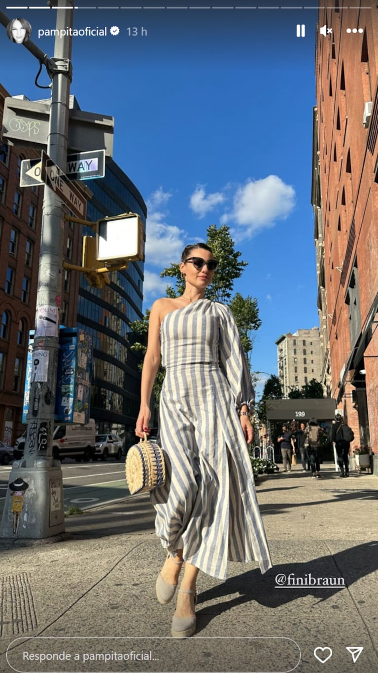 Pampita deslumbró con un look rayado para recorrer Nueva York: tajo lateral y accesorios playeros en la ciudad