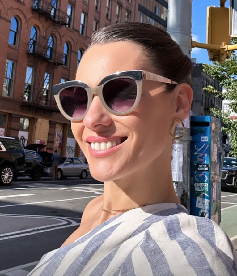 Pampita deslumbró con un look rayado para recorrer Nueva York: tajo lateral y accesorios playeros en la ciudad