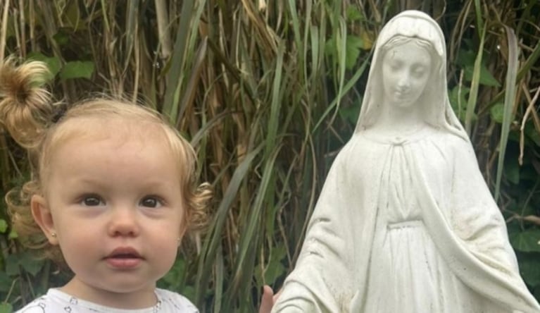 Pampita enterneció a sus fans con las fotos más lindas de su hija Ana con la figura de la Virgen