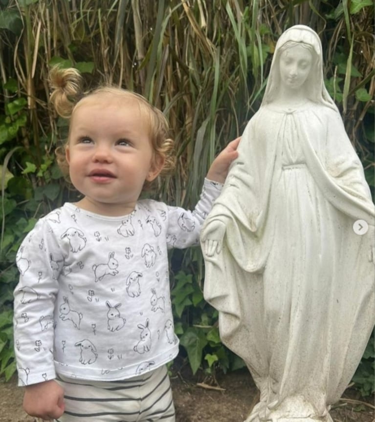 Pampita enterneció a sus fans con las fotos más lindas de su hija Ana con la figura de la Virgen