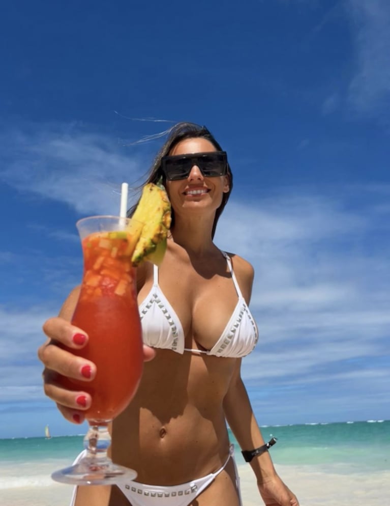 Pampita impactó con sus fotos con una bikini blanca y tomando un trago en Punta Cana