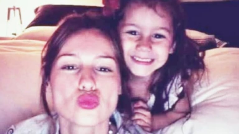 Pampita junto a su primera hija Blanca Vicuña.