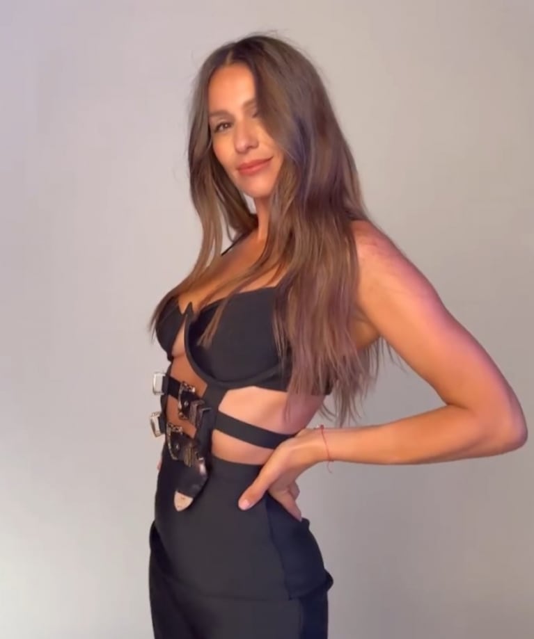 Pampita posó con su vestido más sensual: abdomen al descubierto, cinturones con apliques y cierre trasero