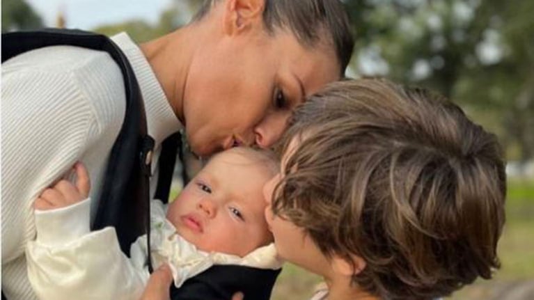 Pampita posó feliz con sus hijos menores, Ana y Benicio.