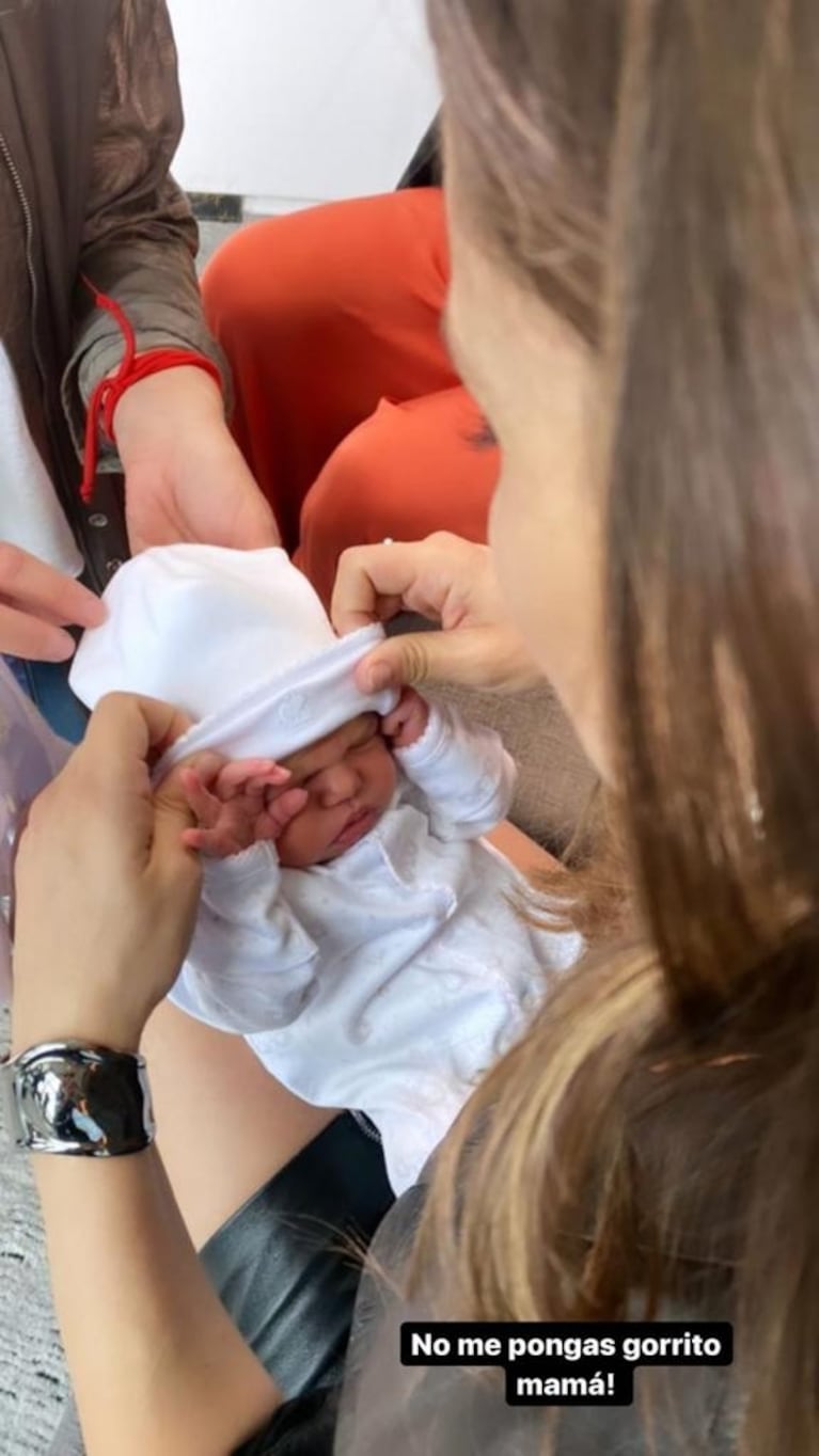 Pampita publicó una divertida foto junto a su hijita Ana: “¡No me pongas gorrito, mamá!"