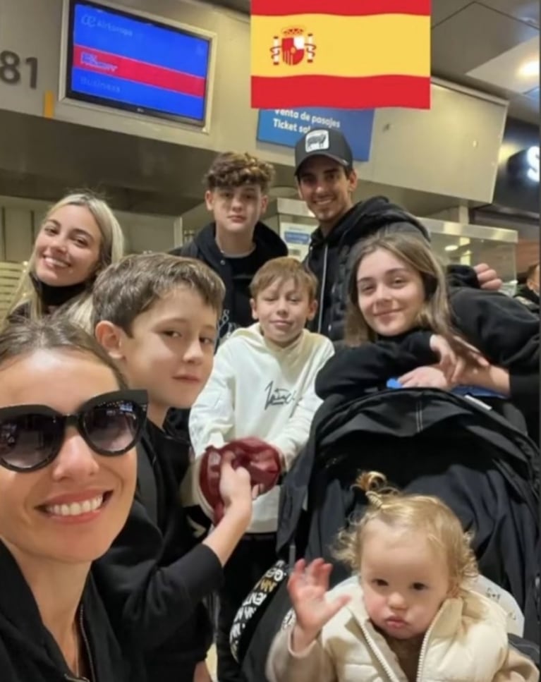 Pampita se fue de vacaciones a España con su familia: la foto antes de subirse al avión