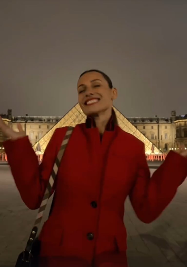 Pampita se mostró feliz desde París.