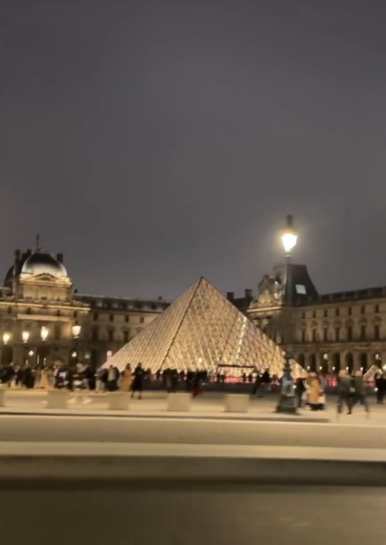 Pampita se mostró feliz desde París.