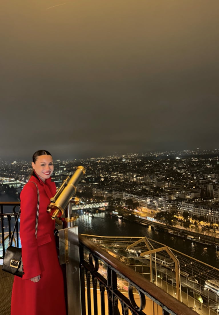 Pampita se mostró feliz desde París.