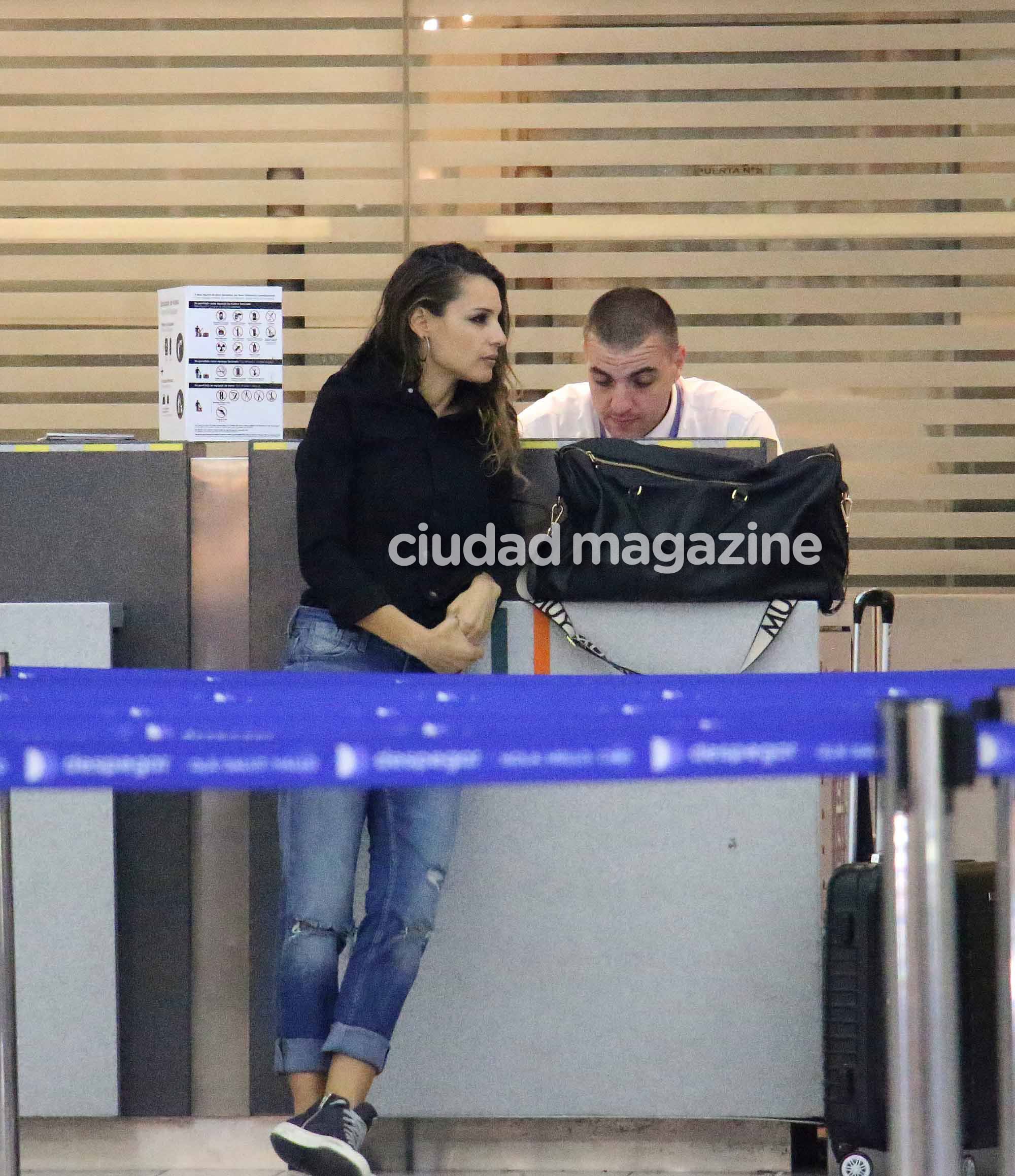 Pampita tuvo una noche repleta de percances en el Aeropuerto (Fotos: Movilpress). 