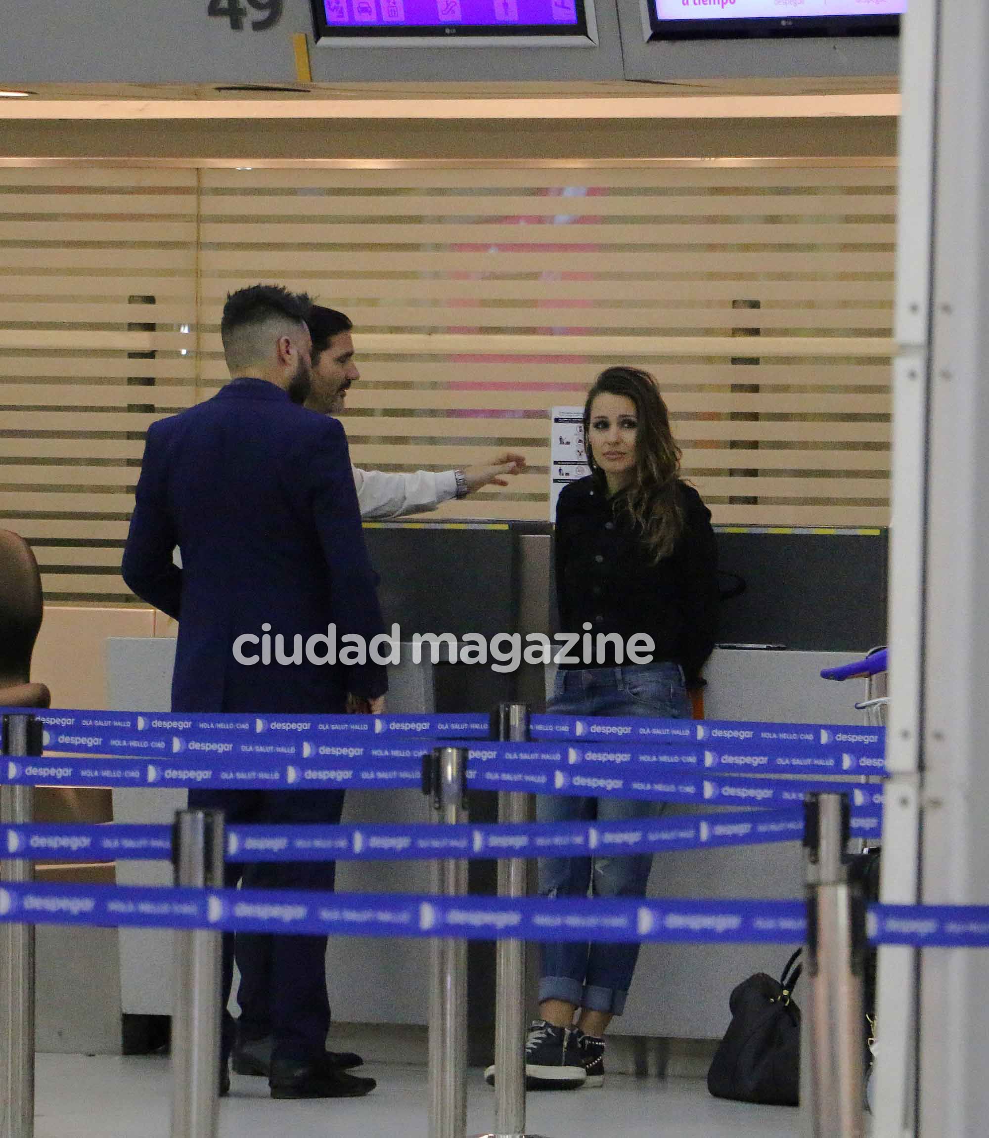 Pampita tuvo una noche repleta de percances en el Aeropuerto (Fotos: Movilpress). 