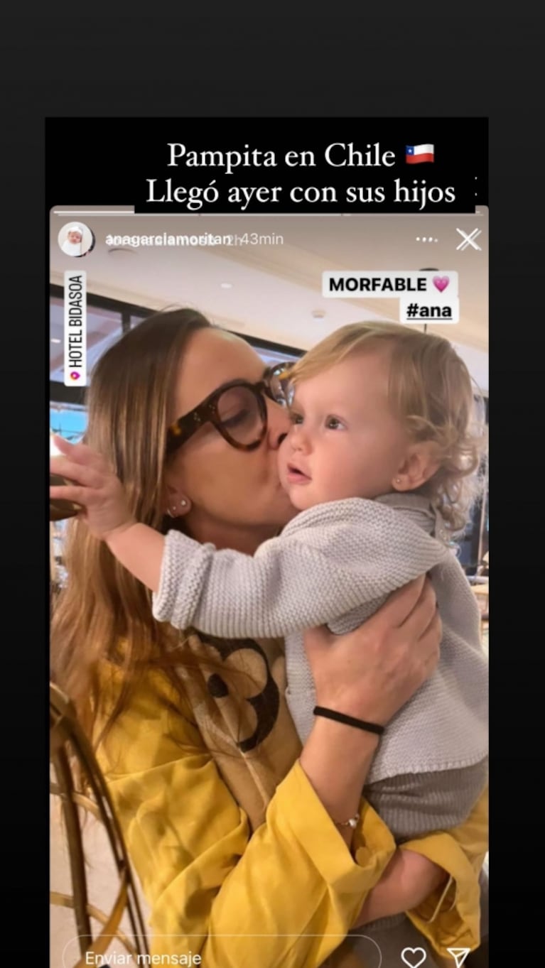 Pampita viajó con sus hijos a Chile para acompañar a Benjamín Vicuña por la muerte de su padre