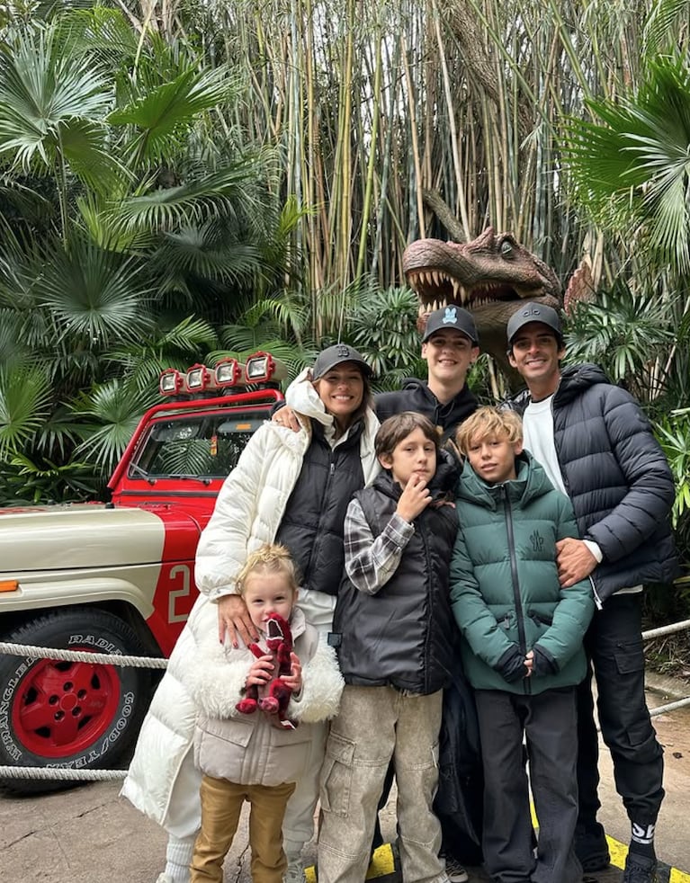 Pampita viajó con sus hijos y Barbie a Universal.