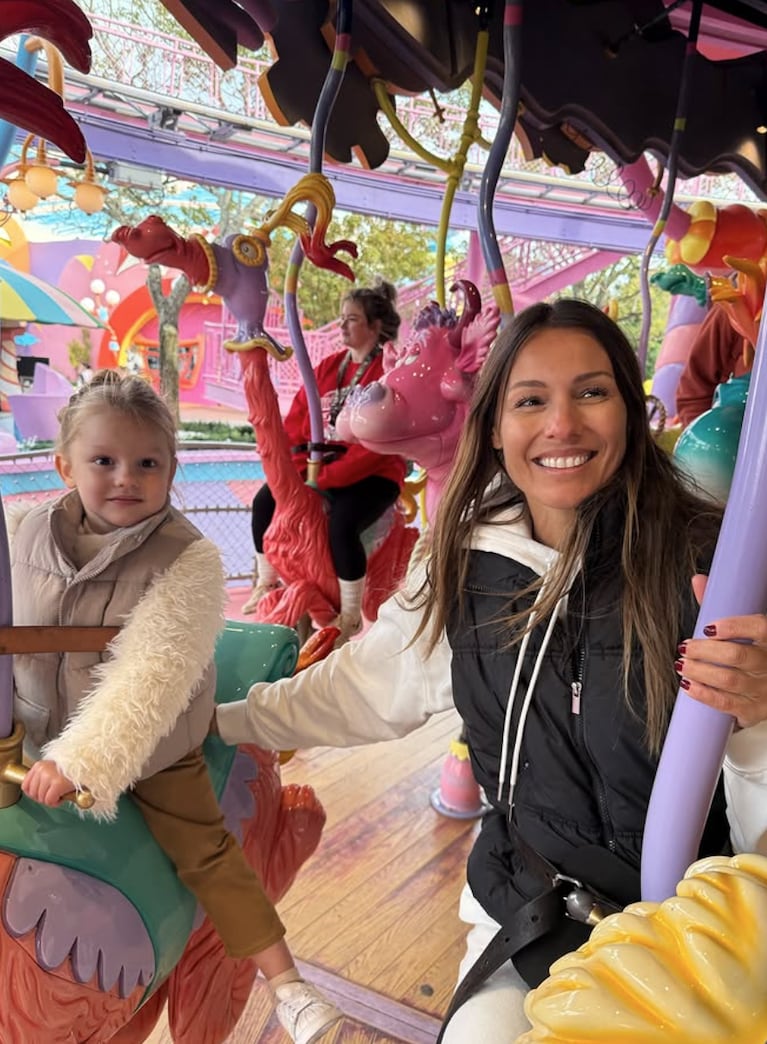 Pampita viajó con sus hijos y Barbie a Universal.