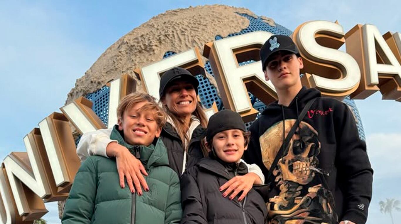 Pampita viajó con todos sus hijos a Universal.