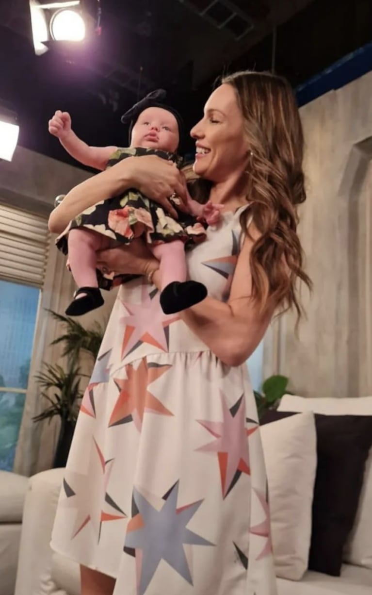 Pampita vistió a su beba Ana con un outfit súper chic para llevarla a Pampita Online: "Look del día"