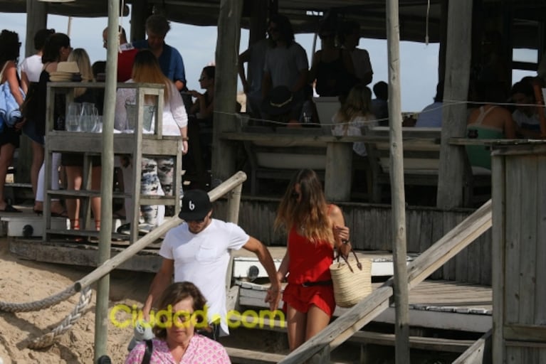 Pampita y Pico Mónaco, de vacaciones en Punta del Este: almuerzo (con pizzas) en la playa y apasionado beso en la arena