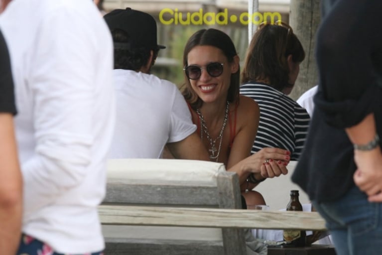 Pampita y Pico Mónaco, de vacaciones en Punta del Este: almuerzo (con pizzas) en la playa y apasionado beso en la arena