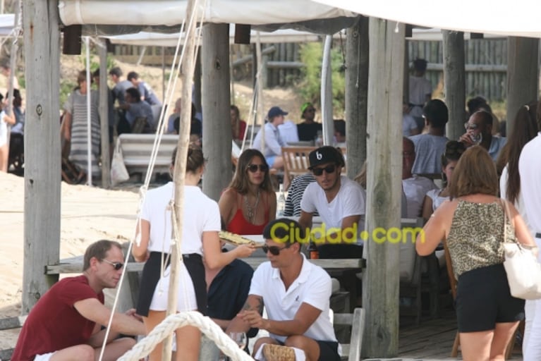 Pampita y Pico Mónaco, de vacaciones en Punta del Este: almuerzo (con pizzas) en la playa y apasionado beso en la arena