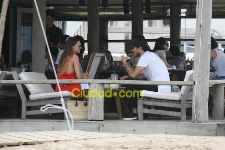 Pampita y Pico Mónaco, de vacaciones en Punta del Este: almuerzo (con pizzas) en la playa y apasionado beso en la arena