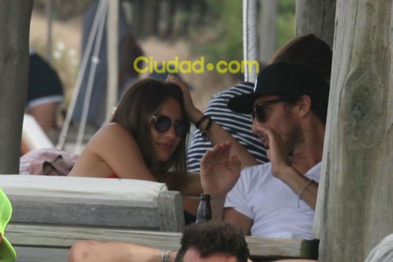 Pampita y Pico Mónaco, de vacaciones en Punta del Este: almuerzo (con pizzas) en la playa y apasionado beso en la arena