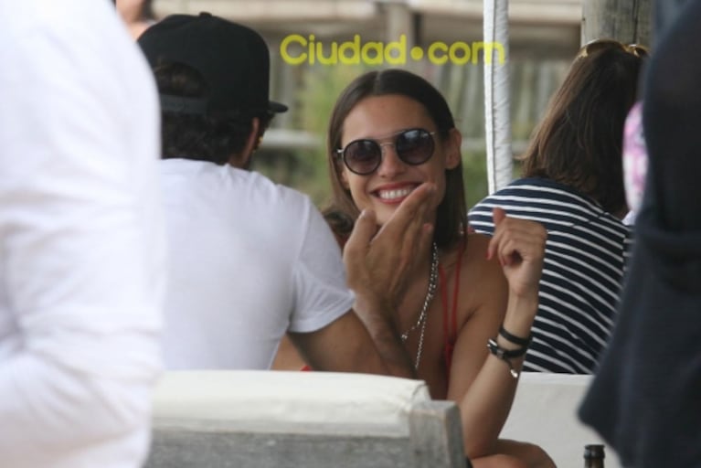 Pampita y Pico Mónaco, de vacaciones en Punta del Este: almuerzo (con pizzas) en la playa y apasionado beso en la arena