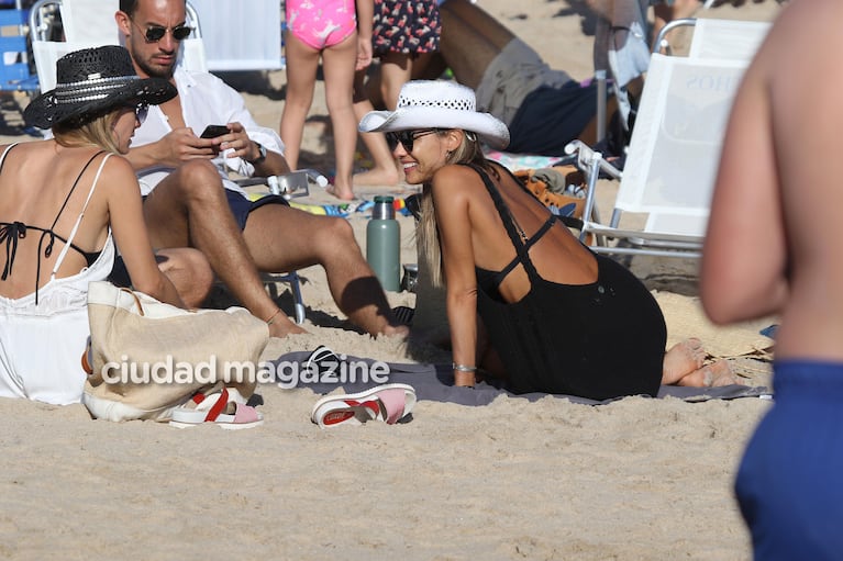 Pampita y Pico Mónaco disfrutaron de la arena de Punta junto a Sofía Zámolo, su esposo y amigos. (Foto: GM Press)