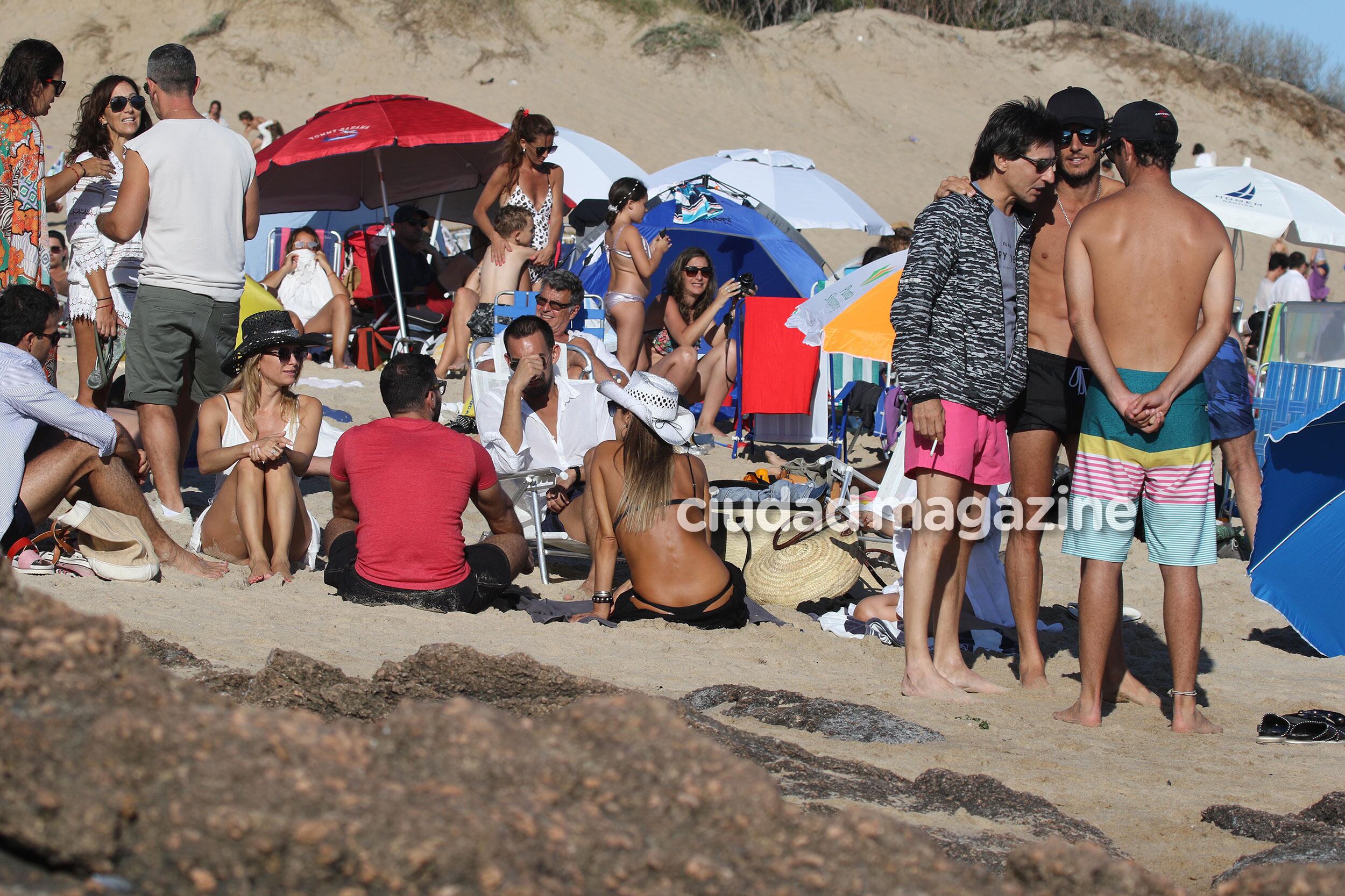 Pampita y Pico Mónaco disfrutaron de la arena de Punta junto a Sofía Zámolo, su esposo y amigos. (Foto: GM Press)