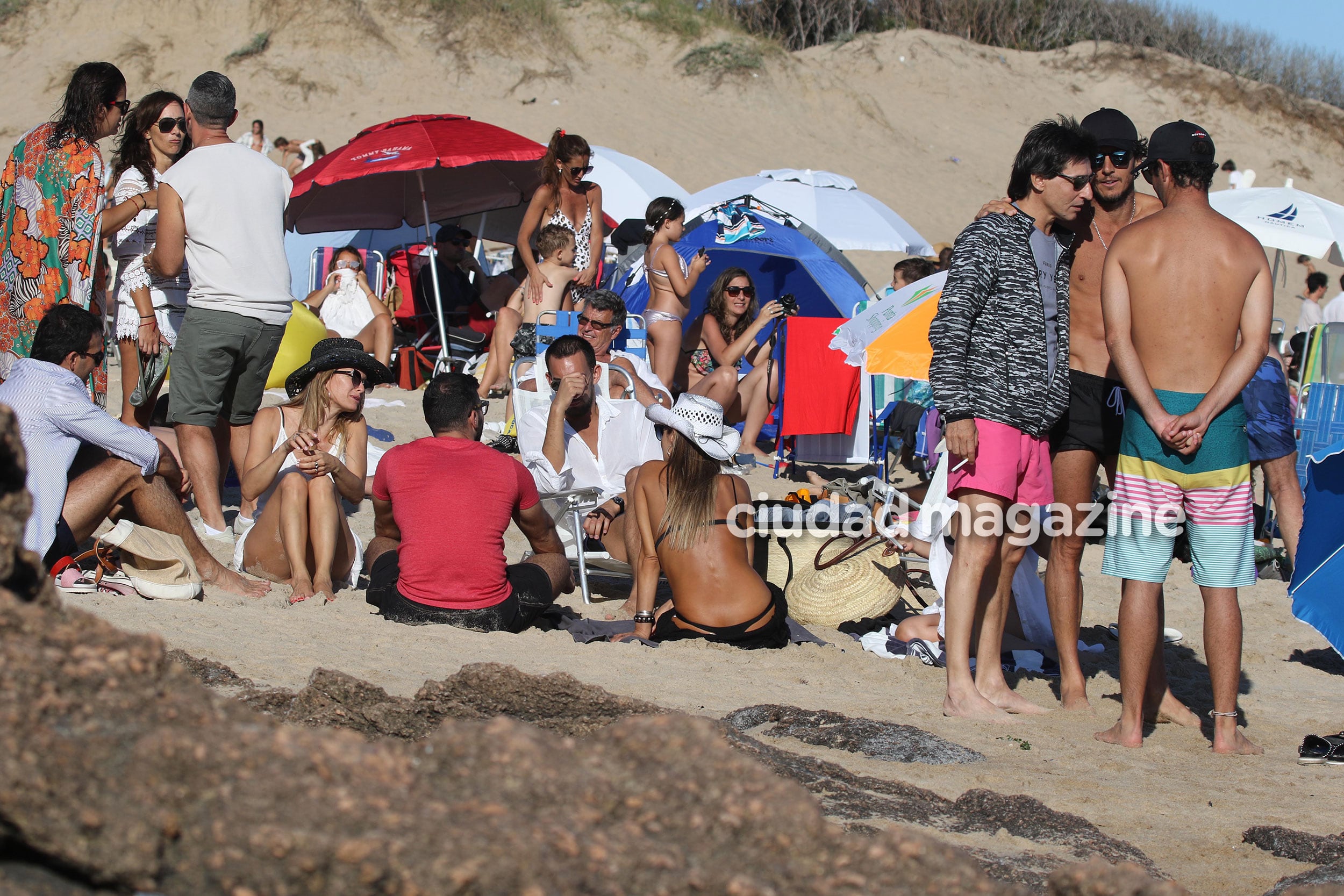 Pampita y Pico Mónaco disfrutaron de la arena de Punta junto a Sofía Zámolo, su esposo y amigos. (Foto: GM Press)