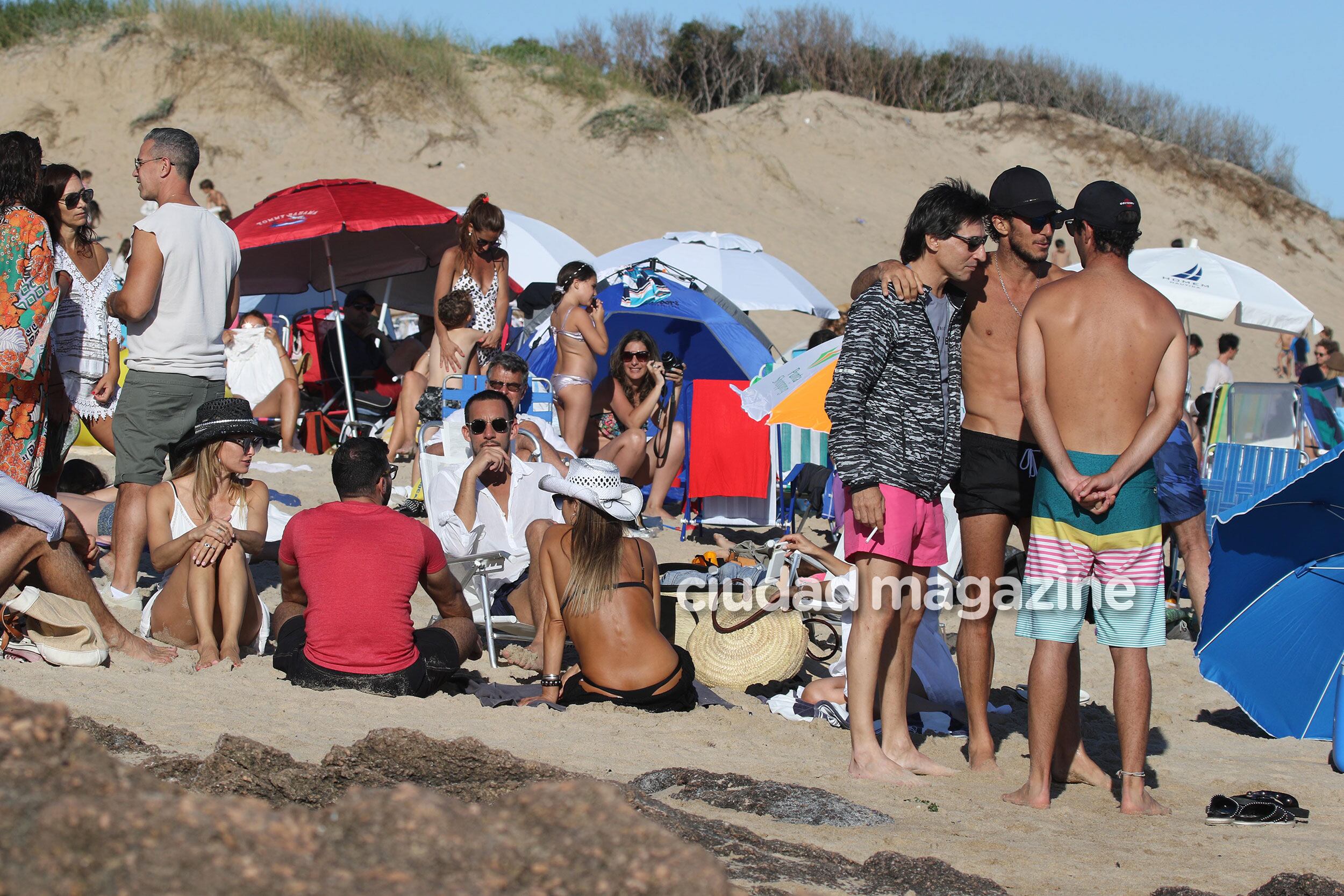 Pampita y Pico Mónaco disfrutaron de la arena de Punta junto a Sofía Zámolo, su esposo y amigos. (Foto: GM Press)