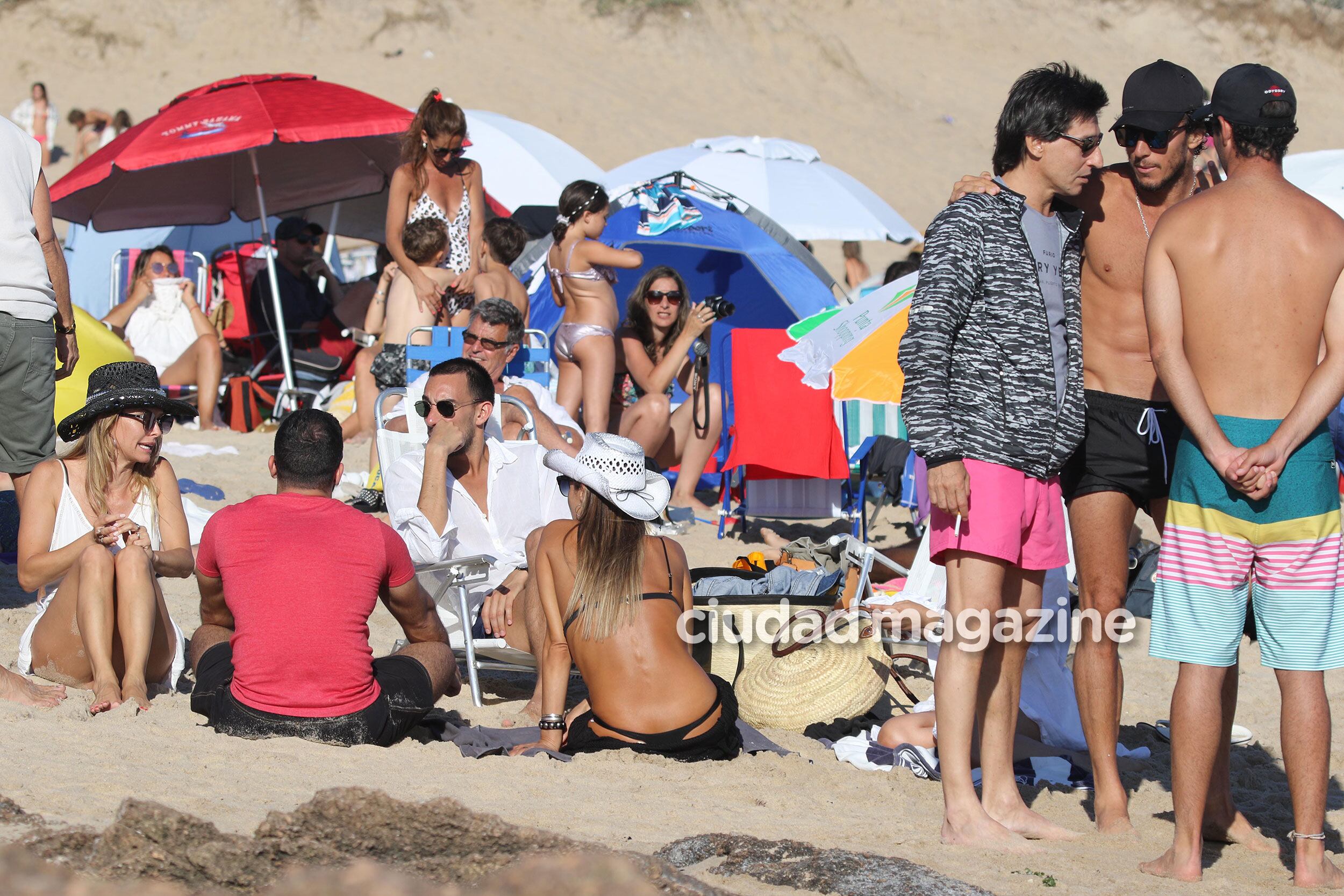 Pampita y Pico Mónaco disfrutaron de la arena de Punta junto a Sofía Zámolo, su esposo y amigos. (Foto: GM Press)